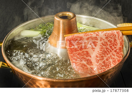 高級和牛しゃぶしゃぶと専用鍋　 Shabu-shabu japanese food 17877308