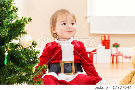 サンタさんの服を着ているかわいい女の子 17877644