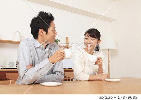 寛ぐカップル 17879685