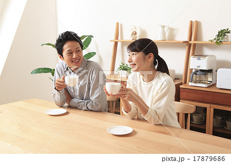 寛ぐカップル 17879686