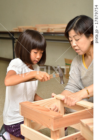 木工を楽しむ親子 17879754
