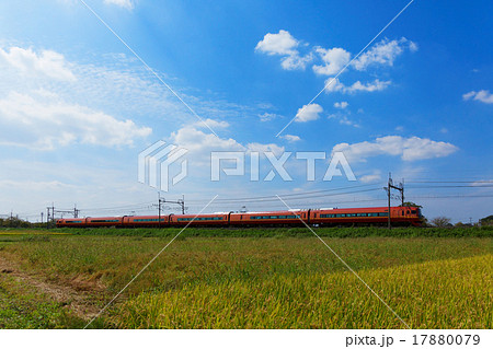 赤色の特急列車と秋の田園風景 17880079
