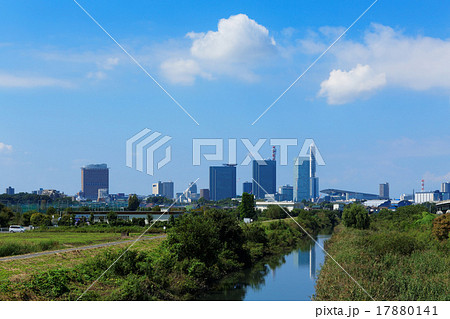 秋の青空が広がるさいたま新都心と芝川に映える景観 17880141