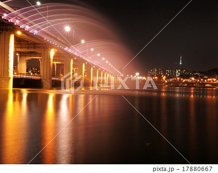 韓国ソウル 漢江の夜景の写真素材