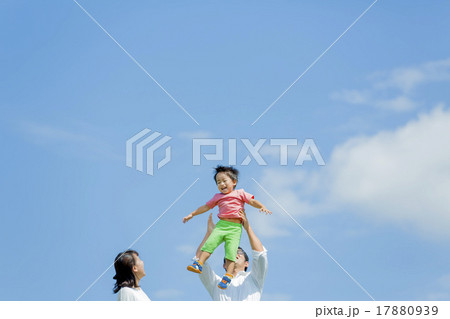 公園で遊ぶ親子 17880939