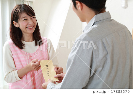 お小遣いを渡す若い奥さん お小遣いを渡す若い奥さん 17882579