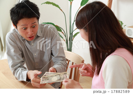 お小遣いを渡す若い奥さん 17882589