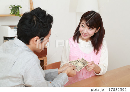 お小遣いを渡す若い奥さん お小遣いを渡す若い奥さん 17882592