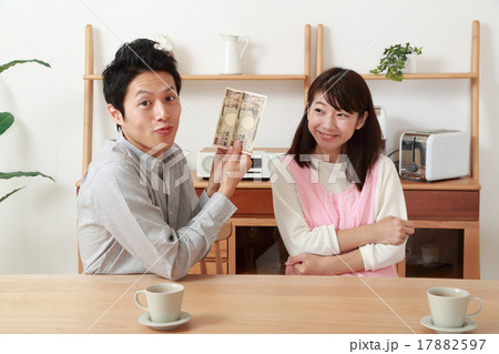 お小遣いを渡す若い奥さん 17882597