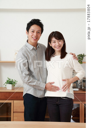 赤ちゃんを授かる若い夫婦 赤ちゃんを授かる若い夫婦 17883804
