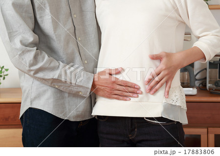 赤ちゃんを授かる若い夫婦 17883806