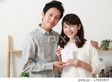 赤ちゃんを授かる若い夫婦 17883807