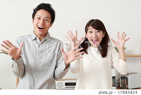びっくりしている若いカップル 17883824