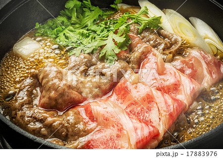 高級和牛ですき焼き Sukiyaki of high-quality Japane beef 17883976