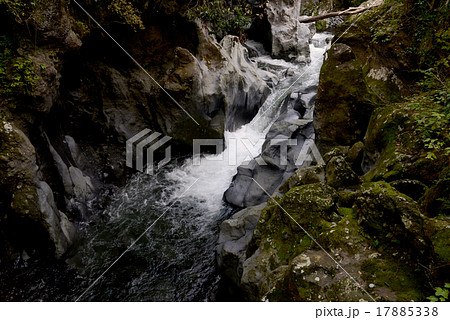 奇岩の川 17885338