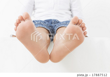 子供の足の裏 17887512