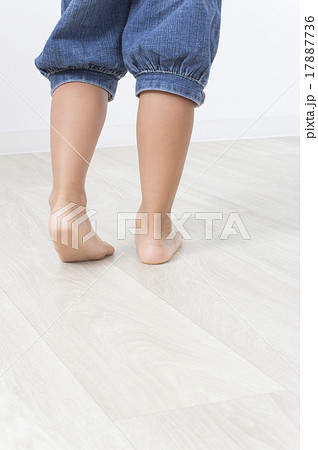 歩く子供の足元の写真素材