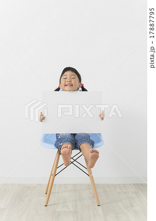 素足でボードを持つ子供 17887795