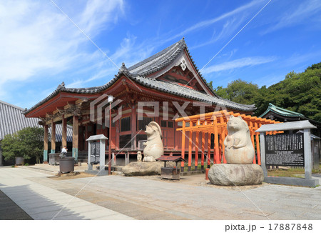 四国霊場第84番札所屋島寺本堂と蓑山大明神（日本三名狸、四国狸の総大将太三郎狸をまつる） 17887848
