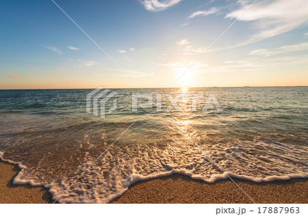 夕焼け、海、風景。沖縄、日本。 17887963