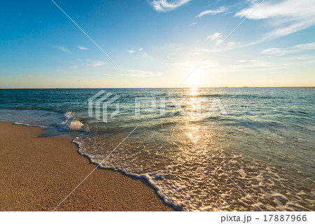 夕焼け、海、風景。沖縄、日本。 17887966