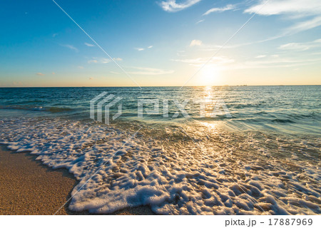 夕焼け、海、風景。沖縄、日本。 17887969
