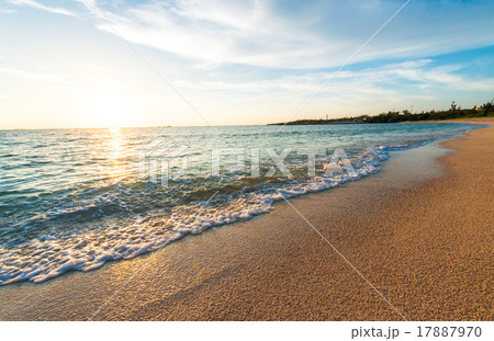 夕焼け、海、風景。沖縄、日本。 17887970