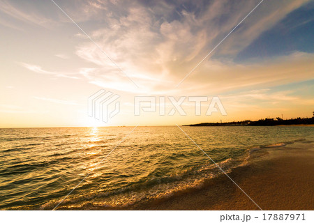 夕焼け、海、風景。沖縄、日本。 17887971