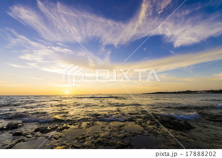 夕焼け、海、風景。沖縄、日本。 夕焼け、海、風景。沖縄、日本。 17888202