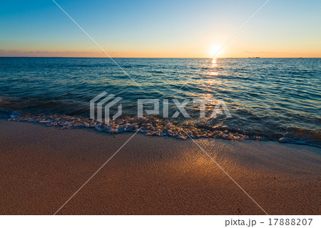 夕焼け、海、風景。沖縄、日本。 17888207