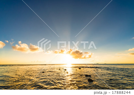夕焼け、海、風景。沖縄、日本。 17888244