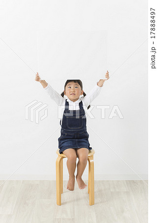ボードを持つ子供 17888497