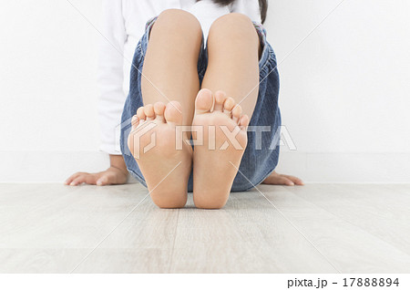 子供の足の裏 17888894
