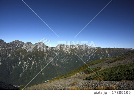 蝶ヶ岳ヒュッテ付近から見た、槍ヶ岳（撮影地：瞑想の丘・蝶ヶ岳ヒュッテ付近） 17889109
