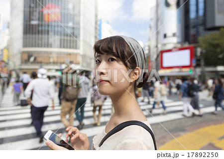 若い女性　渋谷スクランブル交差点　スマホを操作 17892250