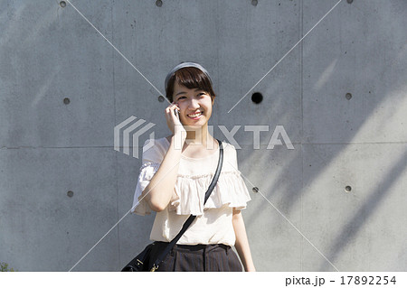 若い女性　スマホで会話　笑顔 17892254