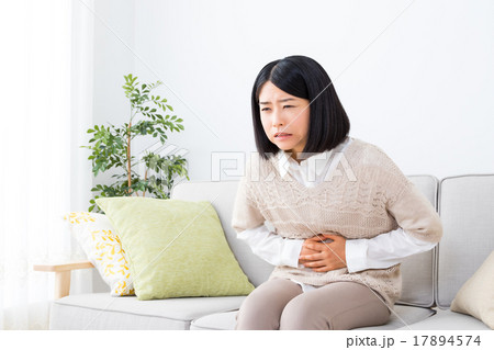 女性 ポートレート 腹痛 腹下し 女性 体調不良 若年層 白背景 ホワイトバック コピースペース 女性 ポートレート 腹痛 腹下し 女性 体調不良 若年層 白背景 ホワイトバック コピースペース 17894574