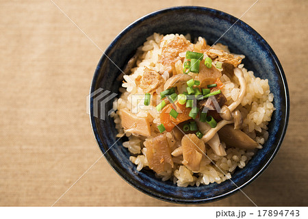 きのこの炊き込みごはん 17894743