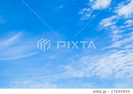 雲　綿雲　積雲　層積雲もしくは高積雲　青い空　白い雲　秋の空　背景用素材　クラウド　青空　合成用背景 17894950