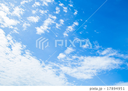 雲　綿雲　積雲　層積雲もしくは高積雲　青い空　白い雲　秋の空　背景用素材　クラウド　青空　合成用背景 17894951