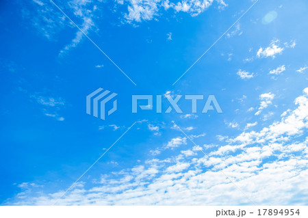 雲　綿雲　積雲　層積雲もしくは高積雲　青い空　白い雲　秋の空　背景用素材　クラウド　青空　合成用背景 17894954