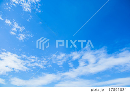 雲　綿雲　積雲　層積雲もしくは高積雲　青い空　白い雲　秋の空　背景用素材　クラウド　青空　合成用背景 17895024