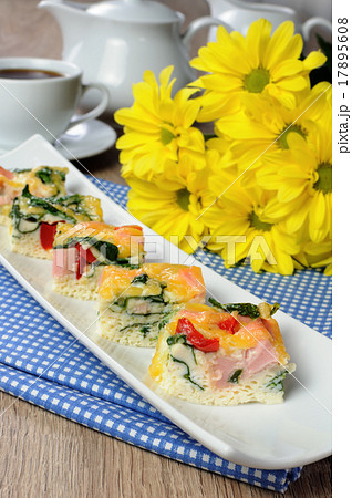 Vegetable omelet with spinach 17895608