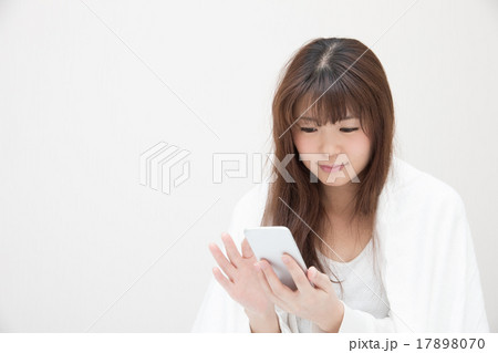 部屋着でスマホ 部屋着でスマホ 17898070