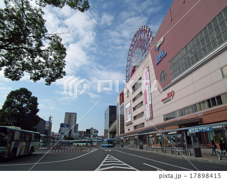 鹿児島中央駅と駅ビル「アミュプラザ鹿児島」桜島口北側から 17898415