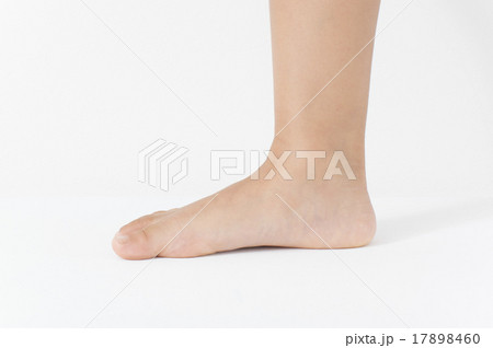 子供の右足 17898460