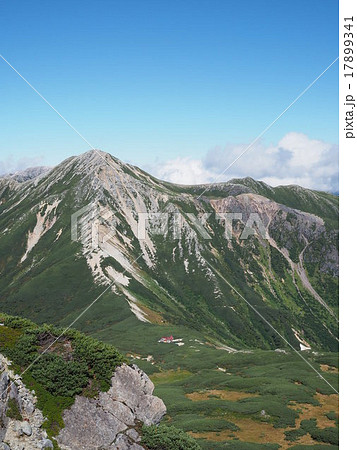 三俣蓮華岳から望む鷲羽岳と三俣山荘の写真素材