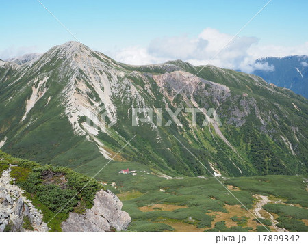 三俣蓮華岳から望む鷲羽岳と三俣山荘 三俣蓮華岳から望む鷲羽岳と三俣山荘 17899342