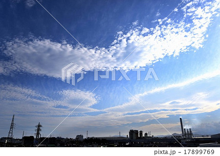 寒川工業団地上空に浮かぶ白い雲 17899769