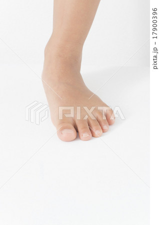 子供の足 17900396